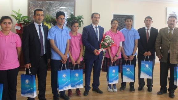 Başarılı Öğrenciler Şırnak Üniversitesi Rektörü Prof. Dr. Mehmet Nuri NAS´ı Makamında Ziyaret etti.