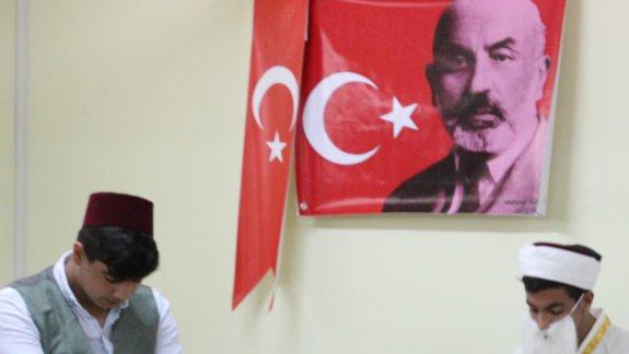 İstiklâl Marşı´nın Kabulünün 96. yılı ile vatan şairi Mehmet Akif Ersoy´un ölümünün 81. yılı münasebetiyle Öğrenciler tarafından anma program düzenlendi.