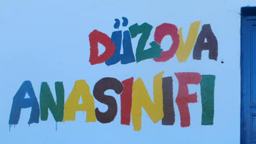 Sosyal proje kapsamında Cizre Fen Lisesi öğrencileri Düzova Anaokulunu boyayıp onardılar.