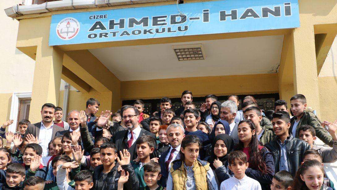 Gençlik ve Spor Bakanı Mehmet Muharrem Kasapoğlu, Cizre´de Cudi Mahallesinde yapımı süren Gençlik Merkezi inşaatında incelemelerde bulundu.Daha sonra Ahmed-i hane ortaokulunu ziyaret etti. Öğrencilere kitap ve voleybol topu hediye etti.