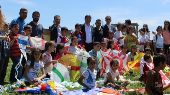 Trabzon Of Milli Eğitim Müdürlüğünün Cizre çocuklarına armağan ettiği uçurtmalarla güzel bir uçurtma şenliği düzenlendi.
