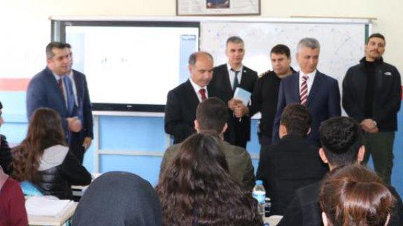 Şırnak Valimiz Sayın Mehmet AKTAŞ, bazı temaslarda bulunmak amacıyla geldiği İlçemize okulları ziyaret etti.