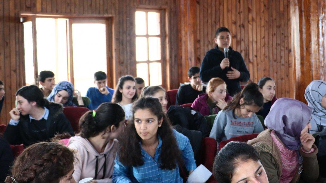 Gençler Soruyor programına , Cizre Fen Lisesi öğretmen ve öğrencilerin Katıldı.