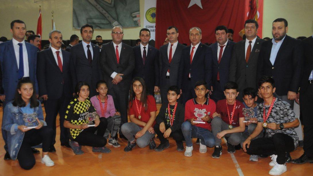 Cumhuriyetimizin 96.yıl dönümü Cizre Fen Lisesi Kapalı Spor Salonu'nda gerçekleşen törende çoşkuyla kutlandı.
