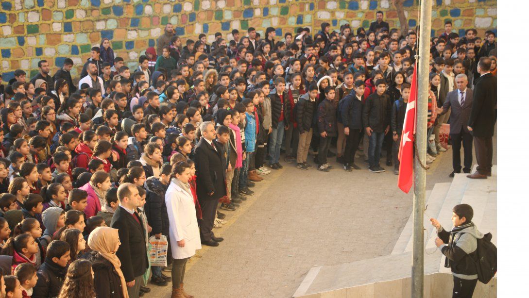 Milli Eğitim Müdürümüz Sn. Mirza ÇAZIM Bu Hafta da Fatih İlkokulunun Bayrak Törenine Katıldı
